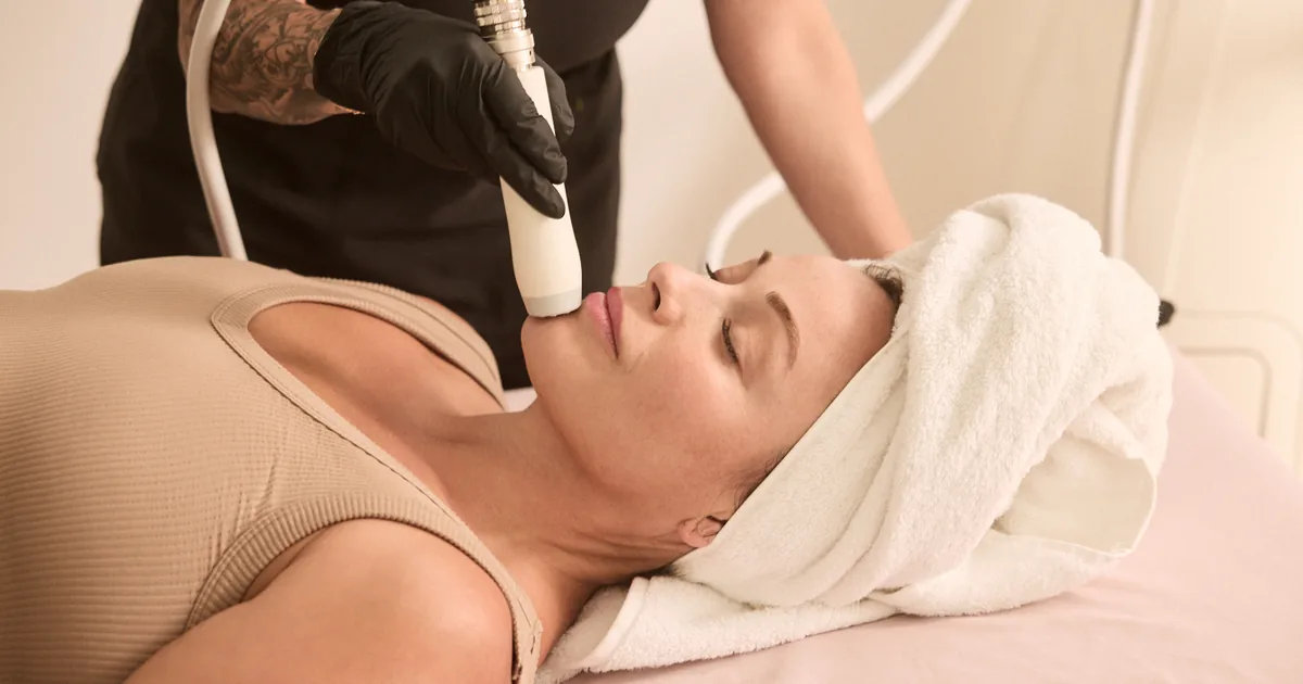 Client receiving T-Shape 2 skin tightening treatment on the abdomen at iCRYO St. Johns