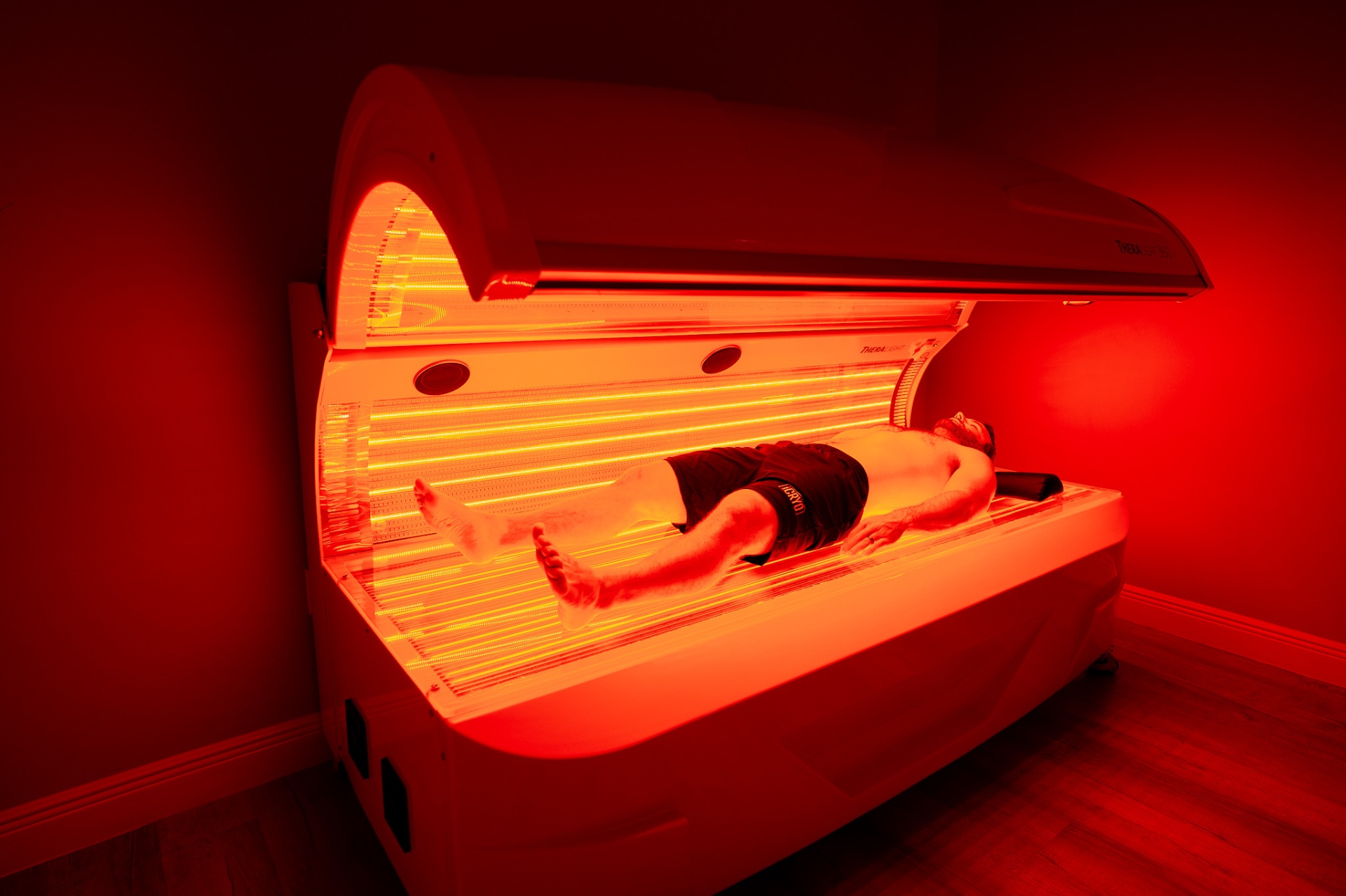 Client receiving red light therapy at iCRYO St Johns
