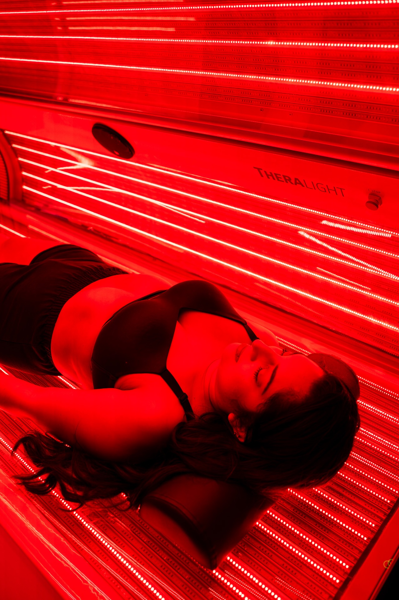 iCRYO St Johns guest enjoying red light therapy