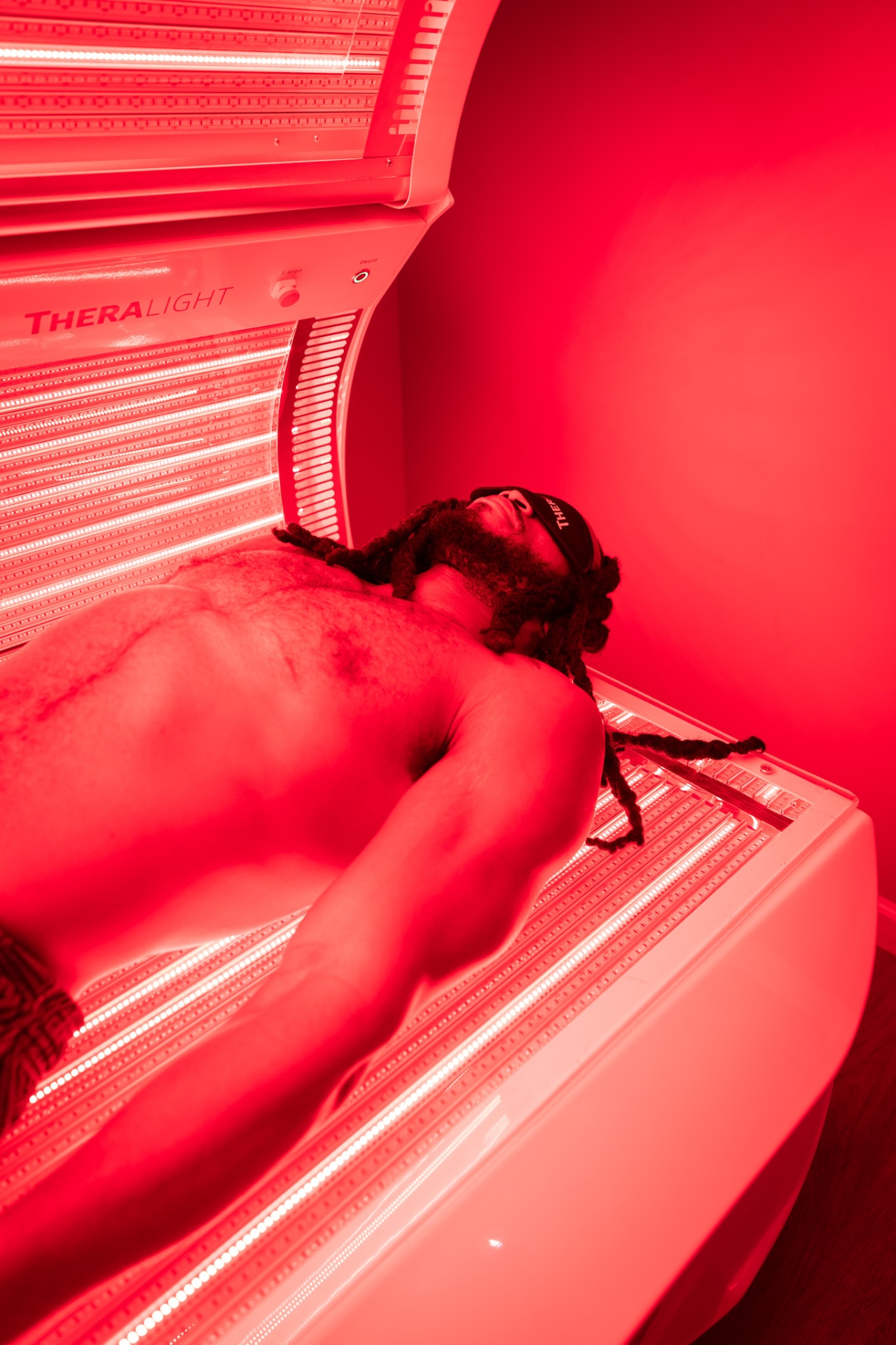 Full-Body Light Bed — Red Light Therapy at iCRYO St Johns. Red + near-infrared · 12 min